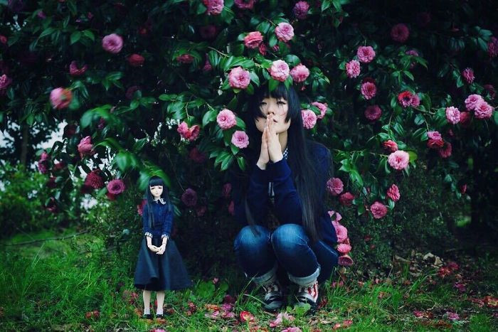 Mới đây, cô chia sẻ bộ ảnh của mình và búp bê có tên "mini-me" trên trang cá nhân. Theo đó, búp bê được tạo hình giống hệt cô từ mái tóc, trang phục đến dáng chụp.