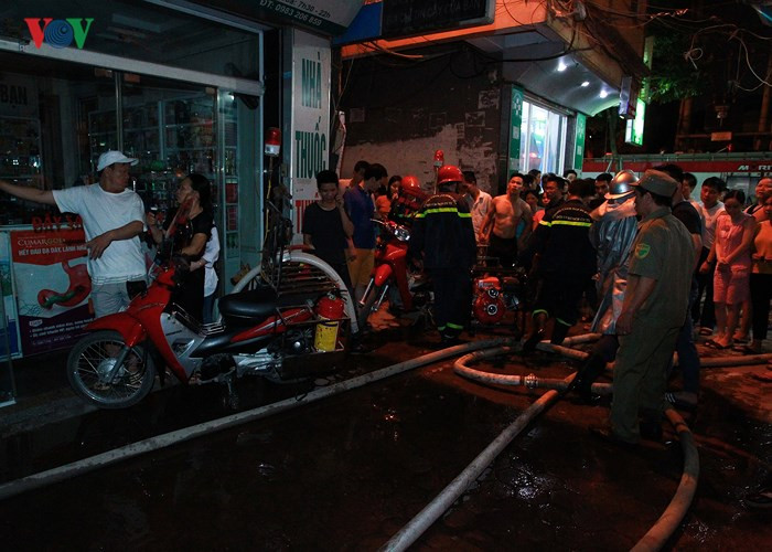 Vụ cháy làm náo loạn cả một khu dân cư. Do ngõ nhỏ, xe chữa cháy không thể tiếp cận, những chiếc xe máy cứu hỏa của Phòng Cảnh sát PCCC số 8 đã được điều động.