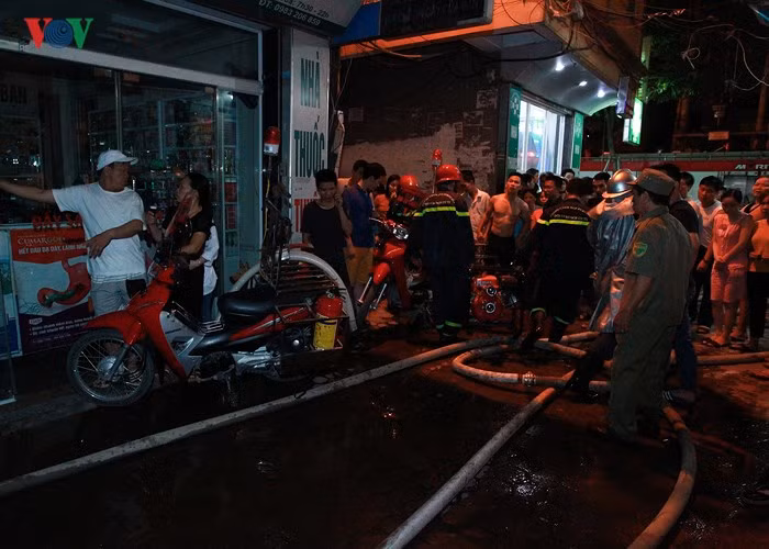 Vụ cháy làm náo loạn cả một khu dân cư. Do ngõ nhỏ, xe chữa cháy không thể tiếp cận, những chiếc xe máy cứu hỏa của Phòng Cảnh sát PCCC số 8 đã được điều động.