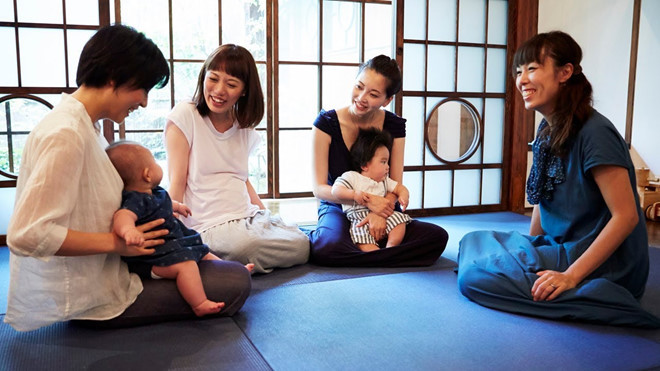 Nghị sĩ Kanji Kato khuyến khích mỗi gia đình Nhật Bản nên có ít nhất 3 người con. Ảnh: AP.