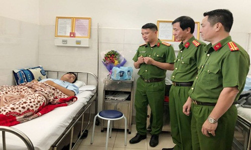 Phòng Cảnh sát hình sự thăm hỏi các “hiệp sĩ” tại bệnh viện.