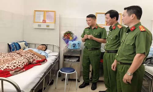 Phòng Cảnh sát hình sự thăm hỏi các “hiệp sĩ” tại bệnh viện.