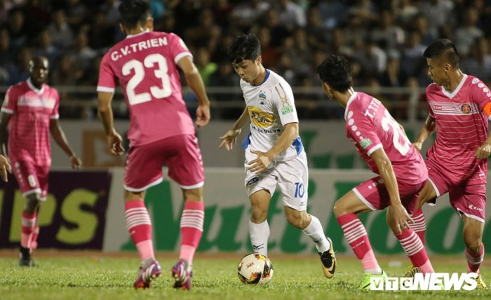 Công Phượng (áo trắng) từng trở thành tâm điểm dư luận sau thành công cùng U19 Việt Nam. (Ảnh: Hoàng Tùng)