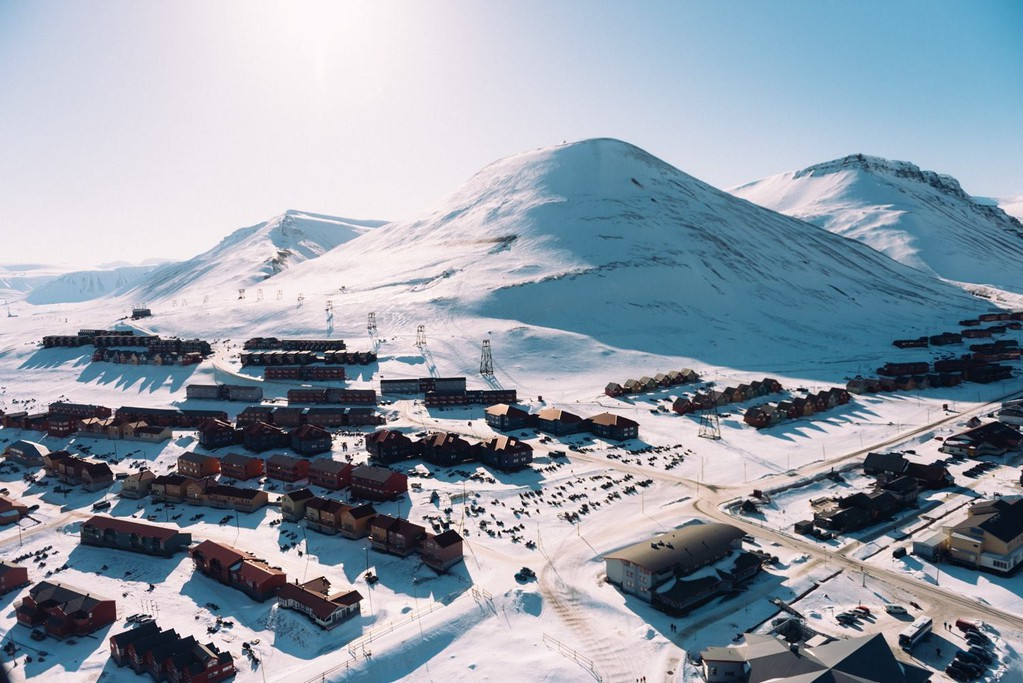 Nếu thi thể người chết được bảo quản hoàn hảo như vậy, bất cứ virus hay bệnh trong thi thể cũng sẽ được lưu trữ. Điều này có thể khiến dịch bệnh có nguy cơ phát tán trong cộng đồng. Năm 1950, khi người địa phương nhận ra thi thể không thể phân hủy như bình thường và lo ngại dịch bệnh lây lan, họ đóng cửa nghĩa trang và cấm người chết ở Longyearbyen. Ảnh: Culture Trip.