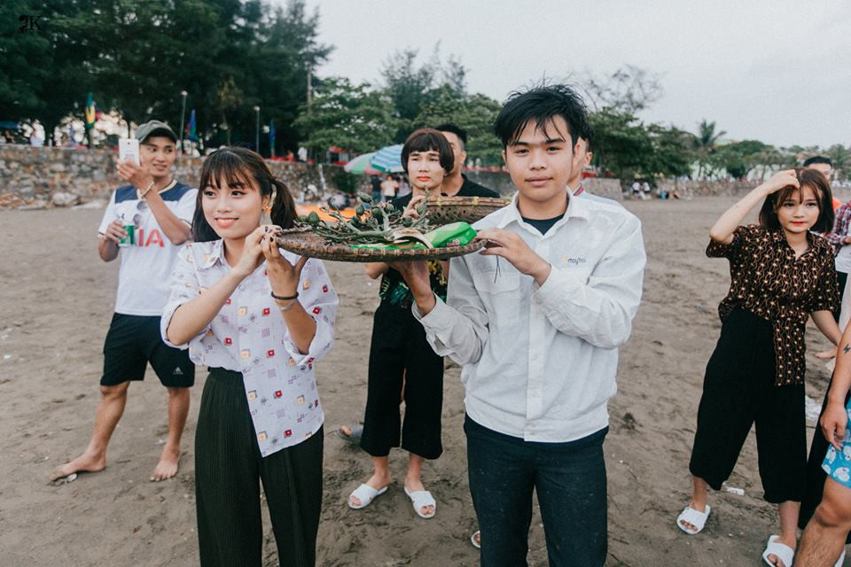 Hôn trường tại biển thơ mộng.