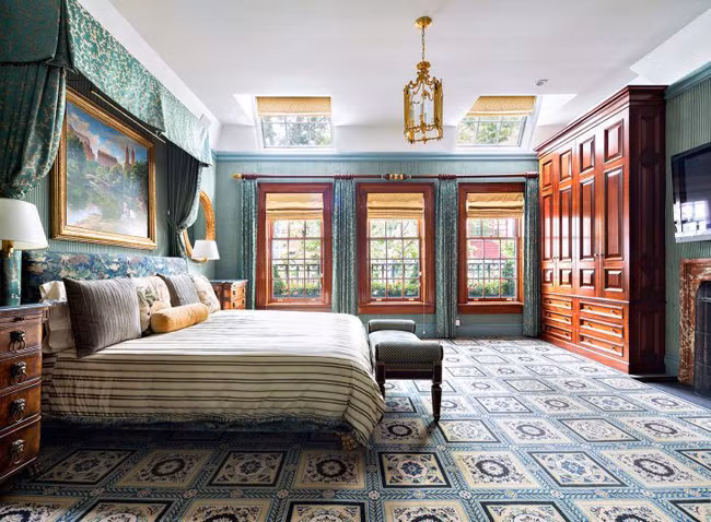 Nó ở vị trí không quá xa phía tây và phía đông Công viên Trung tâm hay Đại lộ thứ 5 thanh thế, và đủ để mang dấu ấn riêng của một khu phố độc nhất như Sutton Place.