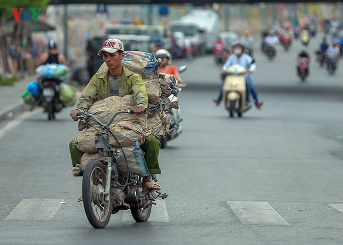 Những người lao động các nghề liên quan đến dịch vụ như: bán hàng, xe ôm, nhân viên các điểm vui chơi giải trí... là những người không có ngày nghỉ lễ 1/5.