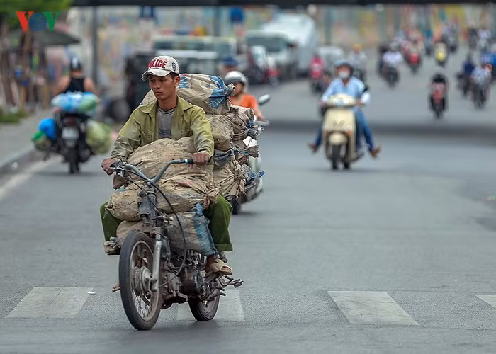 Những người lao động các nghề liên quan đến dịch vụ như: bán hàng, xe ôm, nhân viên các điểm vui chơi giải trí... là những người không có ngày nghỉ lễ 1/5.