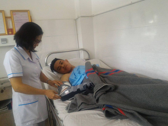 "Hiệp sĩ" Đinh Phú Quý được Điều dưỡng trưởng, Khoa ngoại Tim mạch- Lồng ngực Bệnh viện Thống Nhất chăm sóc vết thương.