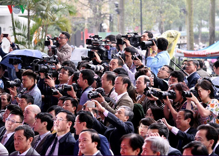 Và để đưa đến độc giả những tin tức cập nhật liên tục trong những ngày nghỉ Lễ, các nhà báo, phóng viên cũng là lực lượng người lao động "không có" ngày 1/5.