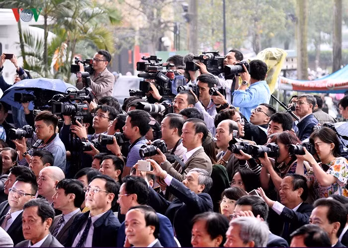 Và để đưa đến độc giả những tin tức cập nhật liên tục trong những ngày nghỉ Lễ, các nhà báo, phóng viên cũng là lực lượng người lao động "không có" ngày 1/5.