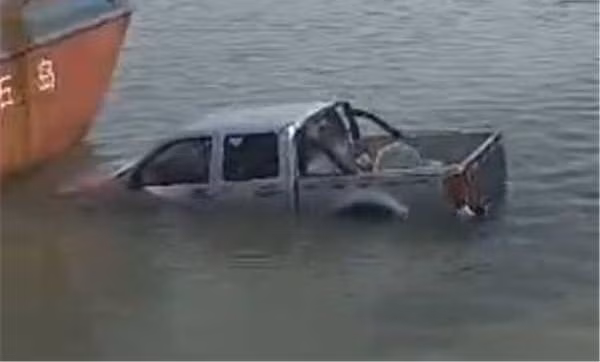 Khi thấy xe chìm dần xuống biển, ở trên bờ mọi người vô cùng lo lắng. Ban đầu, người phụ nữ tìm được cách mở cửa sổ xe, cố gắng trèo ra ngoài.