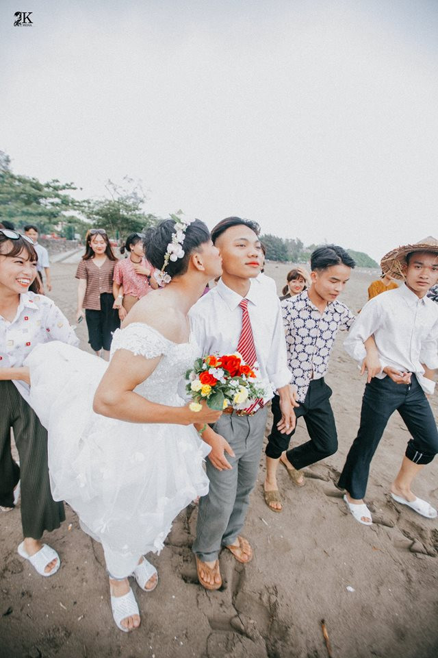 Cô dâu trao nụ hôn e thẹn cho chú rể trên đường rước dâu.