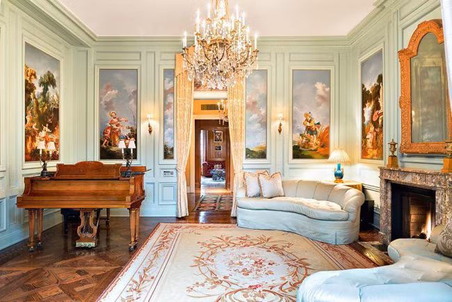 Phòng khách có 10 tấm vải được sơn theo lối Pháp Rococo với một lò sưởi được chạm khắc thủ công.