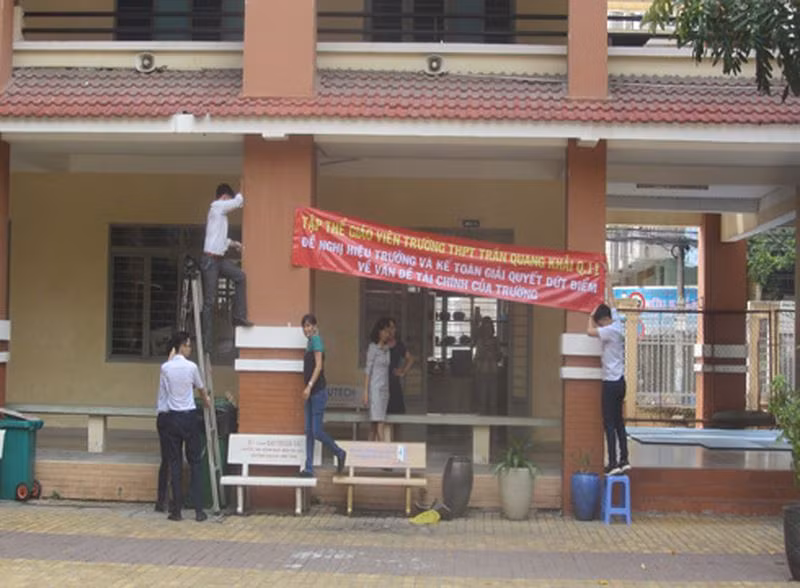 Dinh chi cong tac Hieu truong Truong trung hoc pho thong Tran Quang Khai