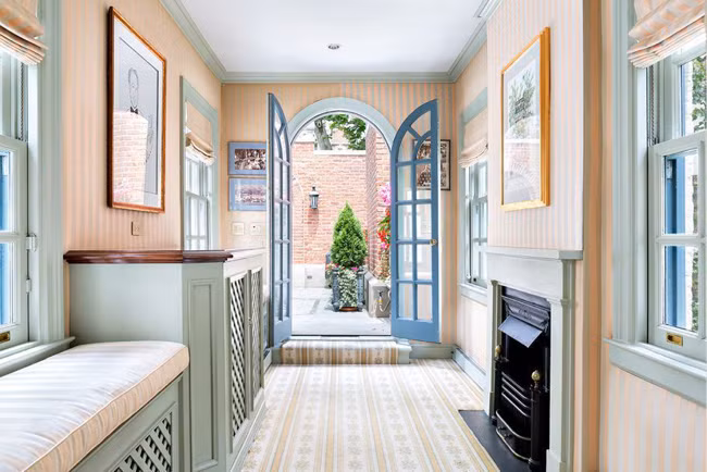 Bạn chắc sẽ nghĩ một căn nhà mặt phố 5 phòng ngủ, cao 4 tầng ở phía đông Thượng Manhattan là phải đắt khách? Nhưng đây thực sự là một ngoại lệ.