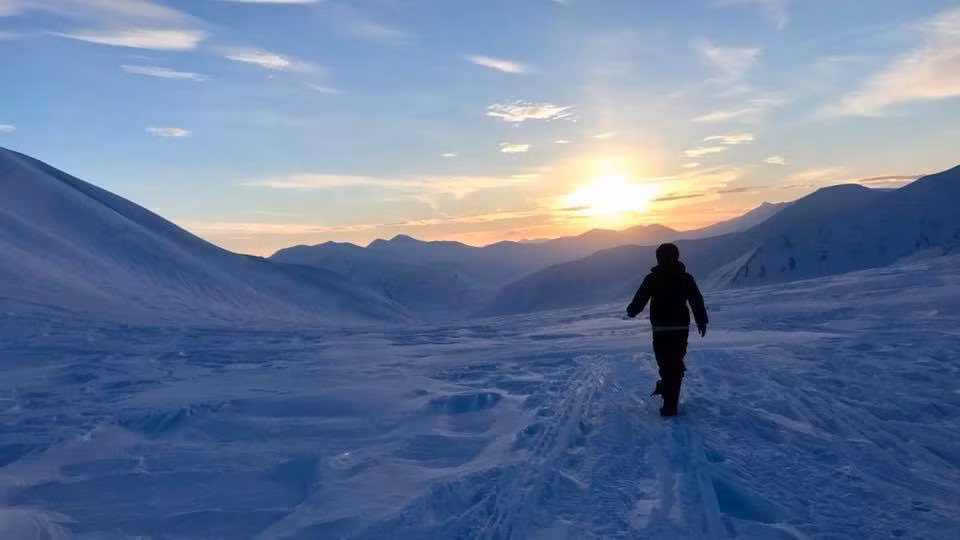 Nếu lớp băng vĩnh cửu tan ra (do hiệu ứng nóng lên toàn cầu chẳng hạn), những virus nằm trong các xác chết có thể lây ra cả thị trấn. Việc cấm người chết ở đây có vẻ là phương pháp hợp lý nhất. Ảnh: Culture Trip.