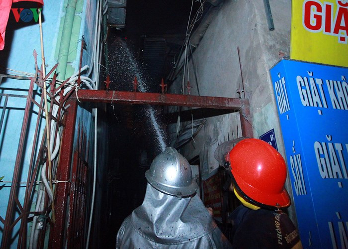 Cũng theo một số người dân sống quanh khu vực, lúc xảy ra vụ việc, trong nhà chỉ có một phụ nữ nhưng may mắn chạy thoát ra ngoài.