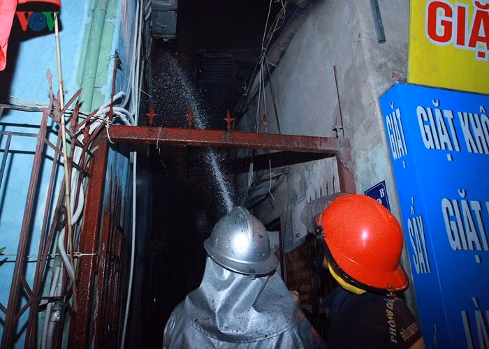 Cũng theo một số người dân sống quanh khu vực, lúc xảy ra vụ việc, trong nhà chỉ có một phụ nữ nhưng may mắn chạy thoát ra ngoài.