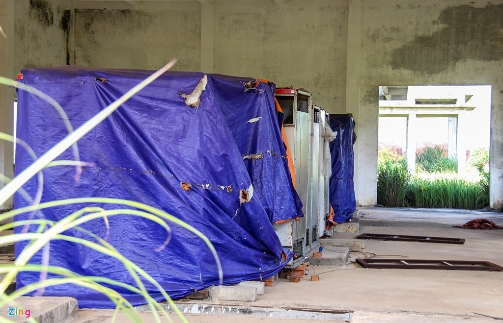 Phía trong những căn nhà xây dở dang, có một số máy móc được bảo quản nhưng không tránh khỏi hư hỏng theo thời gian.