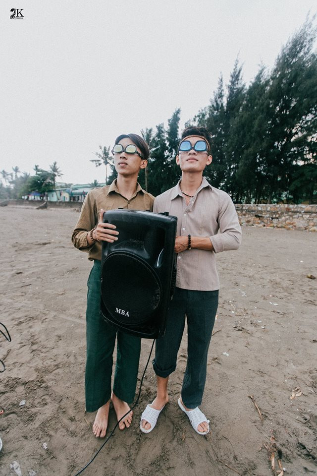 “Chuyên viên âm thanh, ánh sáng” của đám cưới.