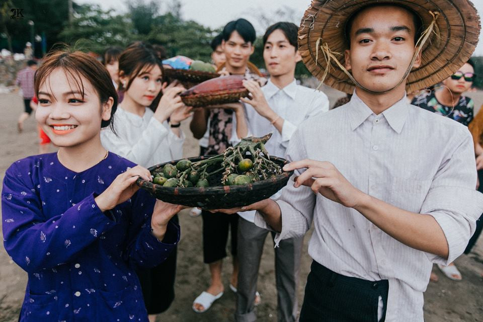 Đội ngũ nam thanh, nữ tú bê tráp.