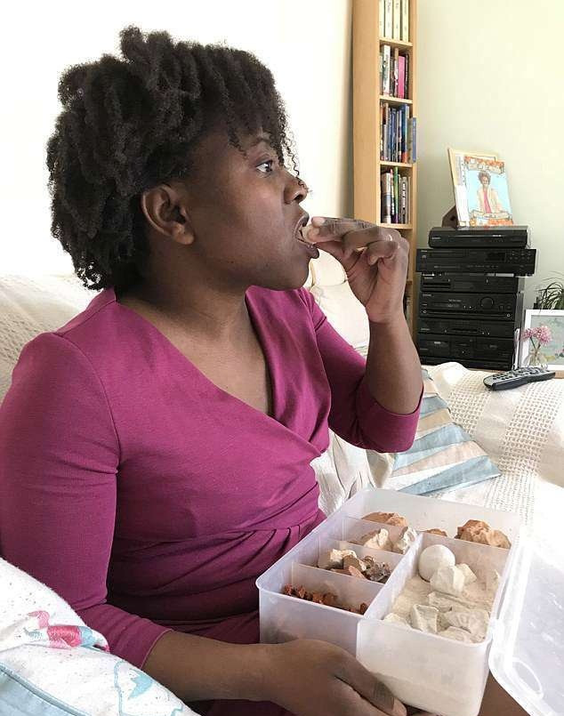 Đến năm 2011, sở thích ăn phấn của cô Mandisa có bước chuyển mới. Trong một lần tình cờ, cô ăn đất sét. Kể từ đó, Mandisa nghiện ăn đất sét, không còn mặn mà với phấn viết bảng.