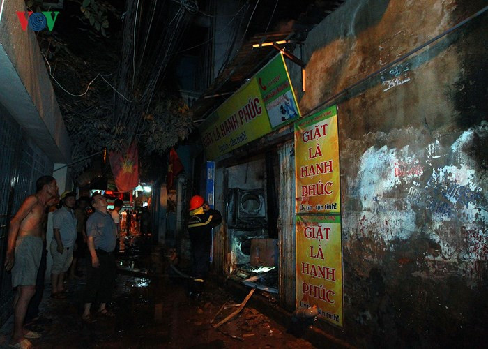 Theo một số nhân chứng tại hiện trường, đây là lần thứ 2 cửa hàng giặt là kiêm sang chiết gas này xảy ra cháy.