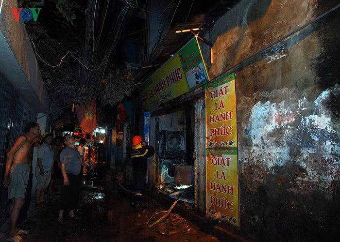 Theo một số nhân chứng tại hiện trường, đây là lần thứ 2 cửa hàng giặt là kiêm sang chiết gas này xảy ra cháy.