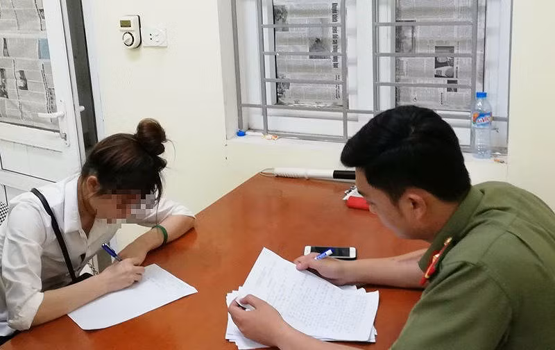 Công an TP Vinh làm việc với chị ThTNg.