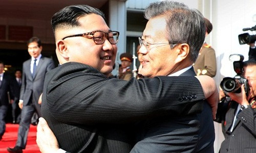 Tổng thống Hàn Quốc Moon Jae-in tươi cười ôm chặt Nhà lãnh đạo Triều Tiên Kim Jong-un khi hai ông gặp nhau ở Bàn Môn Điếm hôm 26/5. Ảnh: AP.