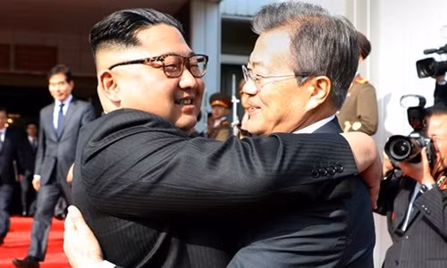 Tổng thống Hàn Quốc Moon Jae-in tươi cười ôm chặt Nhà lãnh đạo Triều Tiên Kim Jong-un khi hai ông gặp nhau ở Bàn Môn Điếm hôm 26/5. Ảnh: AP.