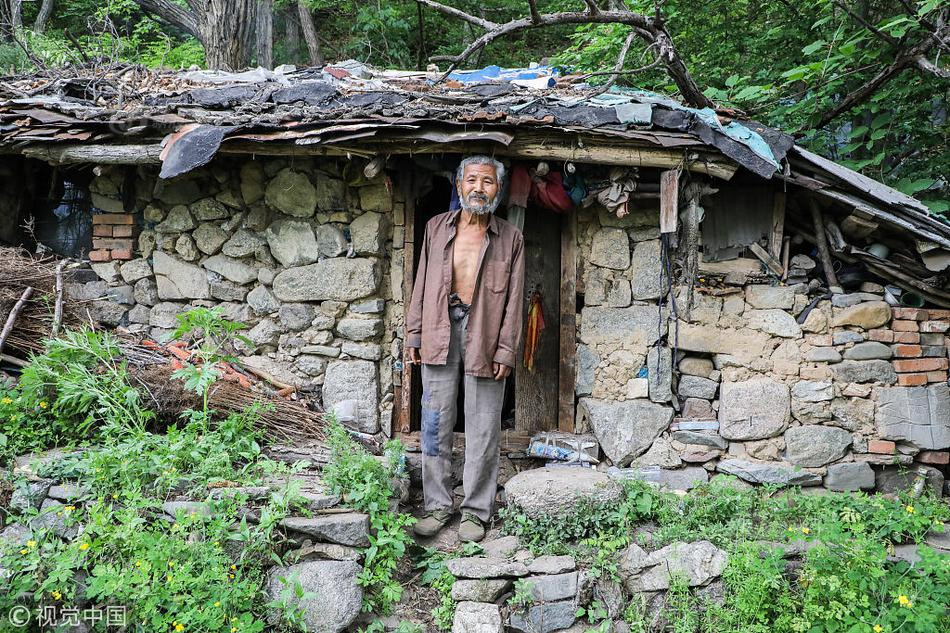 Dị nhân cũng cho biết, ông đã sống trong rừng một thời gian rất lâu và không thể nhớ là mình đã sống như thế bao nhiêu năm. Túp lều đá mà ông đang sống đã được dựng lại lần thứ hai, sau lần thứ nhất bị một cơn mưa lớn phá hủy vào năm 1986.