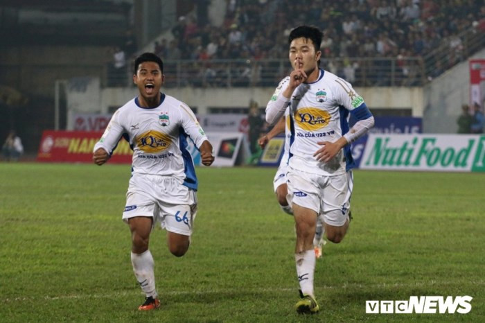 Xuân Trường (phải) là một trong số ít cái tên chứng tỏ được mình ở V-League. (Ảnh: Hoàng Tùng)