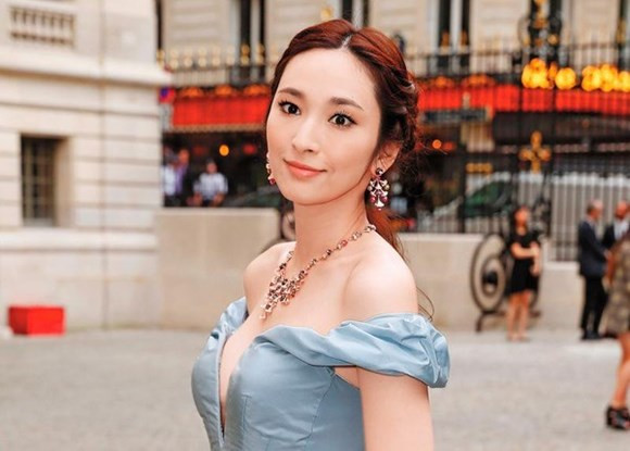 Đổi lại, Kỷ Hiểu Ba tặng Ngô Bội Từ nhiều tài sản giá trị