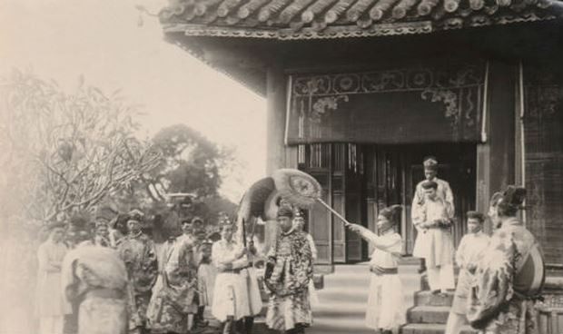 Huế 1926, Lễ đăng quang của Bảo Đại. Nhà vua viếng Thế miếu.