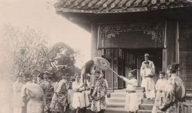 Huế 1926, Lễ đăng quang của Bảo Đại. Nhà vua viếng Thế miếu.