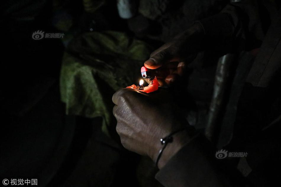 Vì không dùng điện, khi khách vào đến nhà, ông Chí Luân dùng nến để thắp sáng không gian bên trong. Người dân sống gần đó cho biết, thi thoải buổi tối, dị nhân Chí Luân mới dùng nến, ban ngày sẽ không dùng vì tiếc.