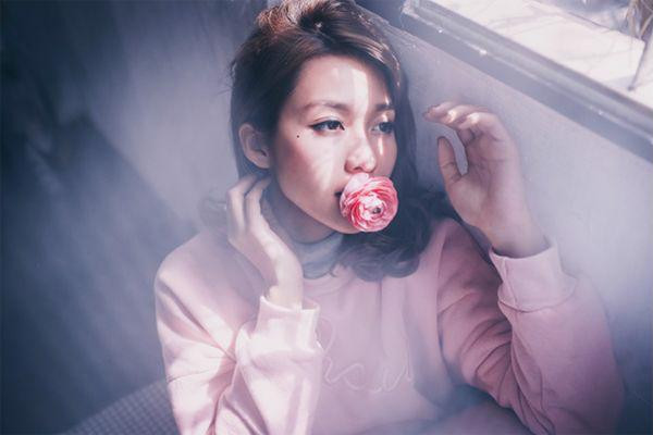 Tiền với đàn bà có chồng, không có là dại, có mà đưa hết chồng giữ cũng là dại - Ảnh minh họa: Internet