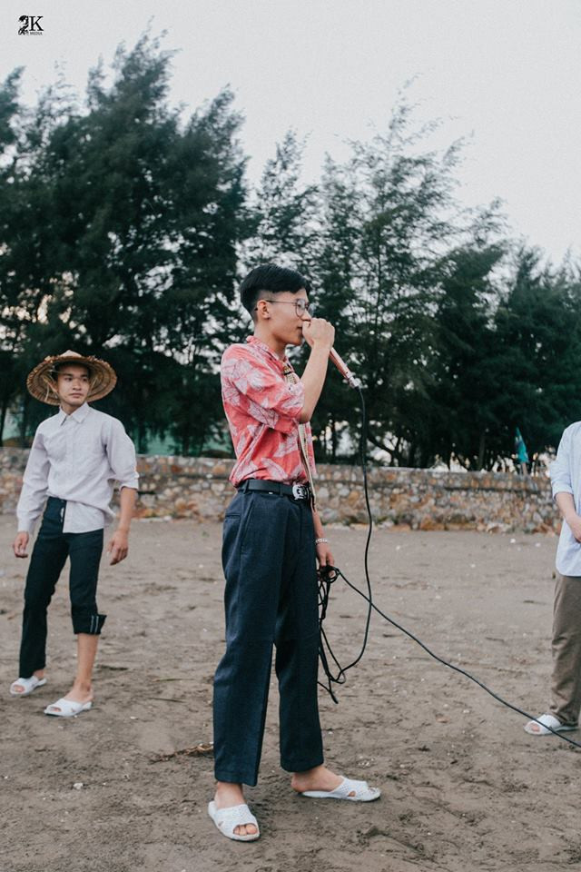 MC ăn mặc bảnh bao đi dép tổ ong huyền thoại.