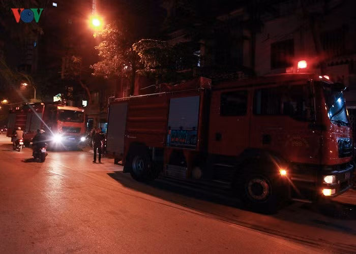 Ngay sau khi nhận tin báo cháy, lực lượng PCCC đã huy động 3 xe cứu hỏa đến hiện trường.