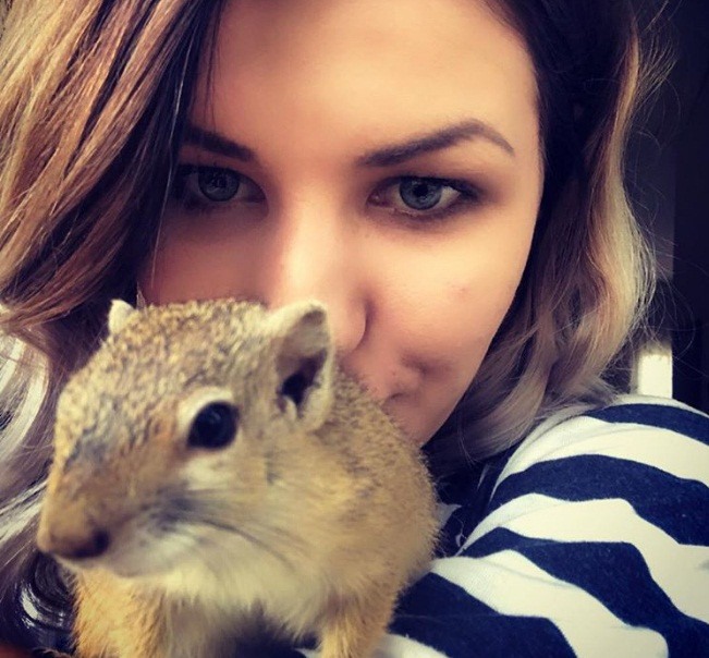 Động lòng thương, Simone mang con sóc nhỏ về nhà chăm sóc và đặt cho nó cái tên Dingetjie. Suốt thời gian sau đó Simone và Dingetjie không thể tách rời nhau. Dingetjie tin tưởng cô gái trẻ nhiều hơn và luôn trèo lên người Simone để được sưởi ấm.