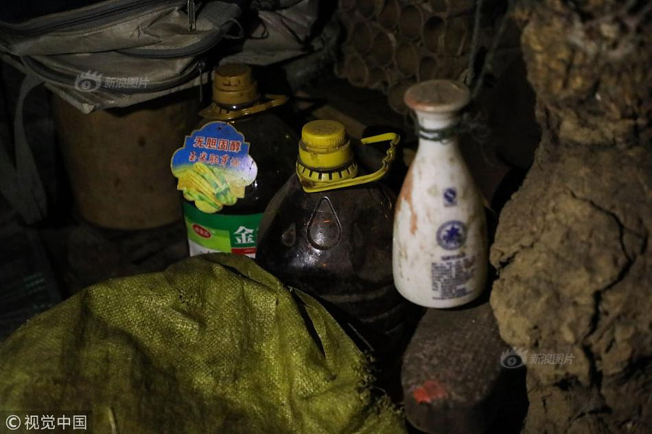 Tất cả số tiền mà ông Chí Luân có là do các nhà hảo tâm, do chính quyền địa phương quyên tặng. Thi thoảng, cũng có vài nhà tình nguyện đến thăm ông và cho ông một số thứ.