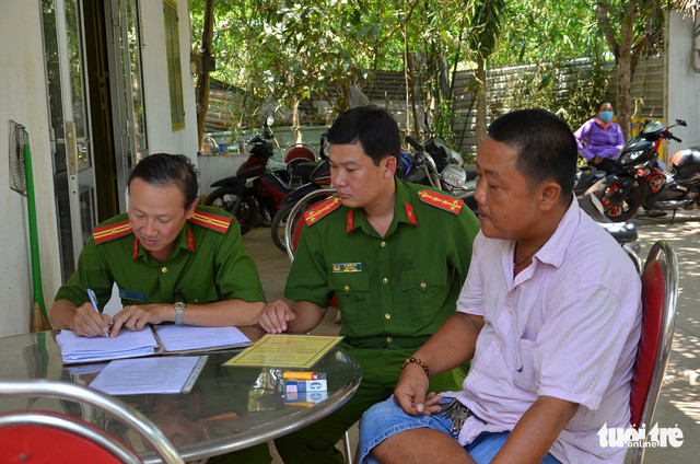 Cơ quan công an làm việc với ông Trần Quốc Thanh - Ảnh: Công an cung cấp