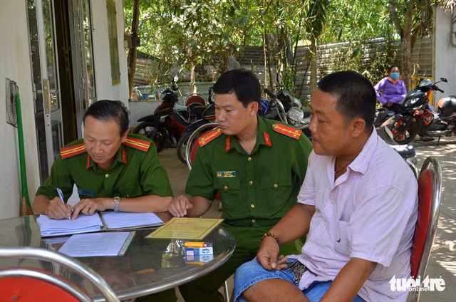 Cơ quan công an làm việc với ông Trần Quốc Thanh - Ảnh: Công an cung cấp