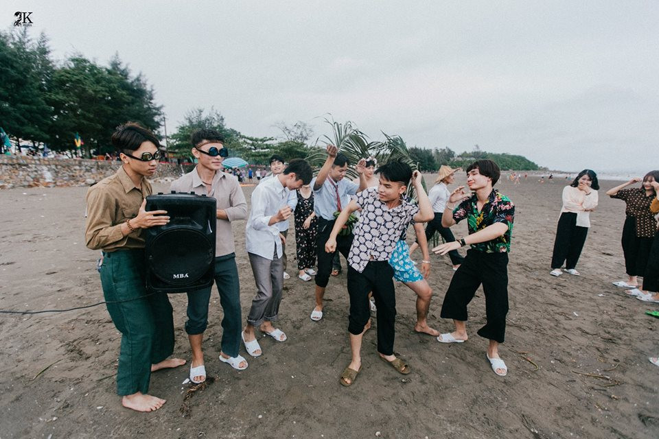 Những giây phút hồn nhiên của tuổi học trò, tập thể cùng nhau cháy hết mình bởi ai cũng luyến tiếc thời gian cấp 3 trôi nhanh.