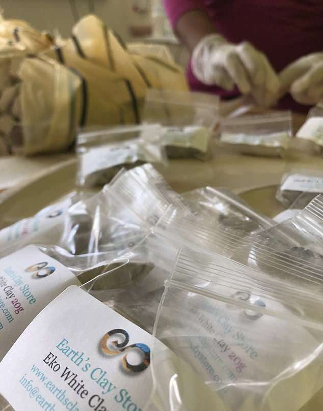 Trong túi của Mandisa luôn có một túi đất sét nhỏ, để cô có thể ăn bất cứ khi nào khi lên cơn thèm đất. Mandisa cho rằng, ăn đất sét khiến cô cảm thấy khỏe mạnh hơn và cô tin rằng đất sét có tác dụng thải độc cho cơ thể cô.