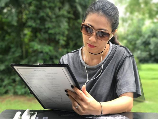 Năm 2013, chị từ bỏ công việc kế toán để làm quản lý cho nam ca sĩ "Ngựa ô thương nhớ" cũng như ban nhạc và quán cà phê mang tên chồng.