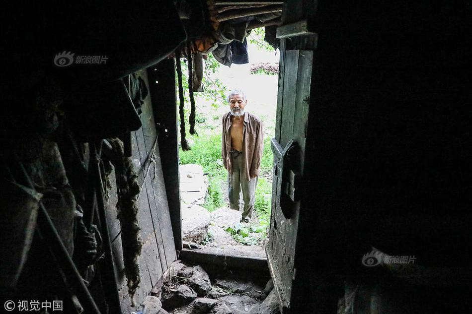 Ông tâm sự, cuộc sống của một "người rừng" như ông không có gì đặc biệt. Ngày thường, ông sẽ đi dạo xung quanh, cũng không xác định nơi đi. Khi đi mệt sẽ dừng lại nghỉ rồi quay về túp lều đá của mình.