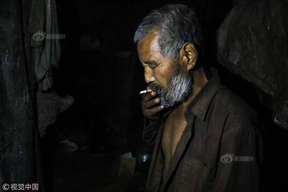 Cũng theo ông, cả đời ông chưa từng lập gia đình, lúc còn trẻ không yêu đương, không lấy vợ cũng bởi vì xuất thân nghèo khó, không có ai nguyện ý lấy ông. Ngày qua ngày, ông cũng quen với cuộc sống độc thân và chấp nhận điều đó như một lẽ tự nhiên.